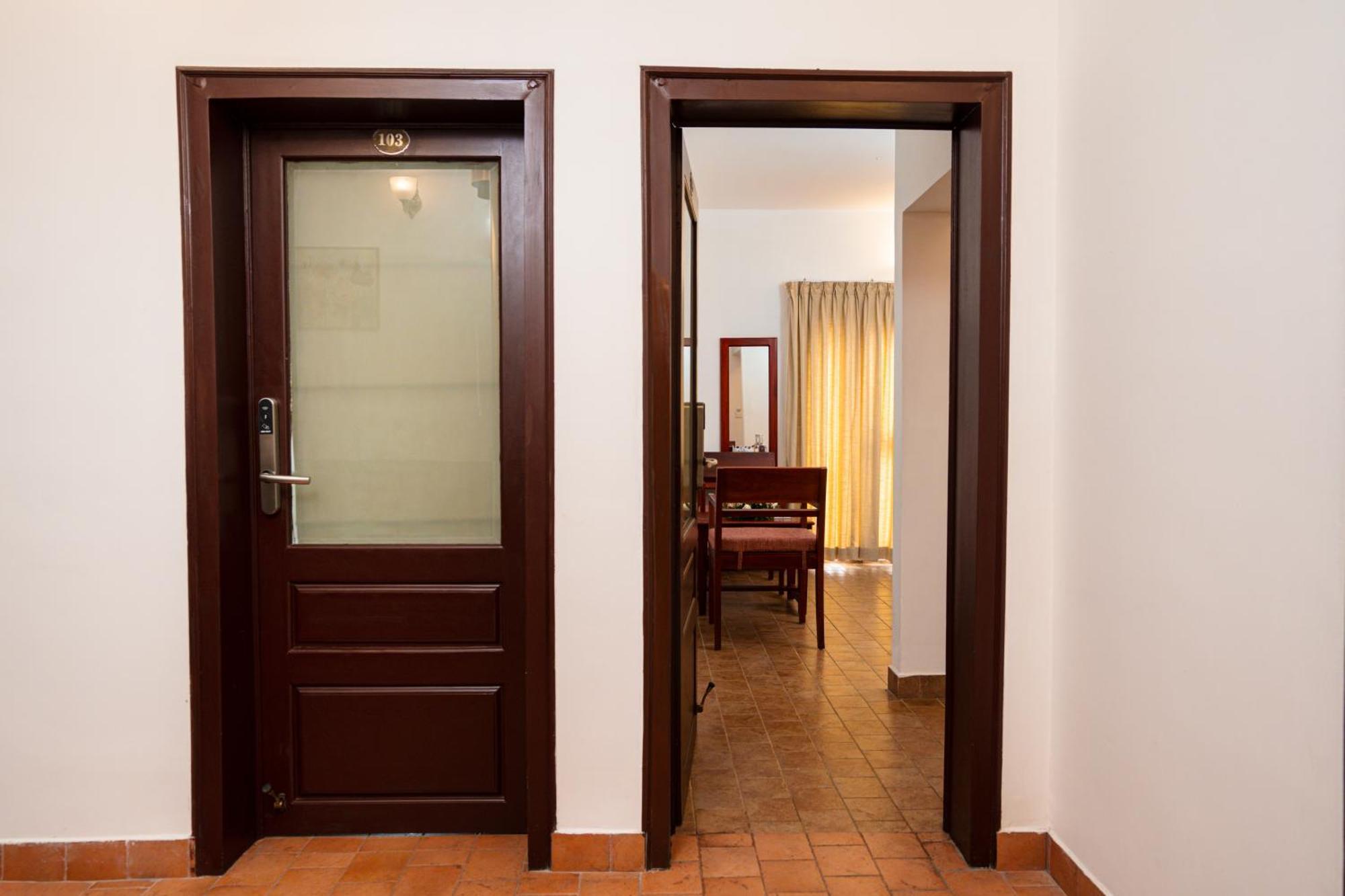 Solo Inn By Hawk Hospitality Kochi Zewnętrze zdjęcie